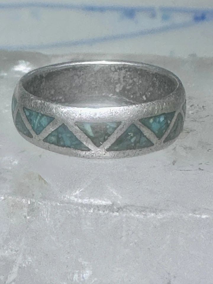 ZUNI RING WEDDING BAND STERLING SILVER TURQUOISE CHIPS SIZE 6 MEN WOMEN: ZUNI RING WEDDING BAND STERLING SILVER TURQUOISE CHIPS SIZE 6 MEN WOMEN Zuni ring wedding band sterling silver turquoise chips size 6 men women Size 6 Between a size 6 and a sie 6.25 Weight 2.8g Width