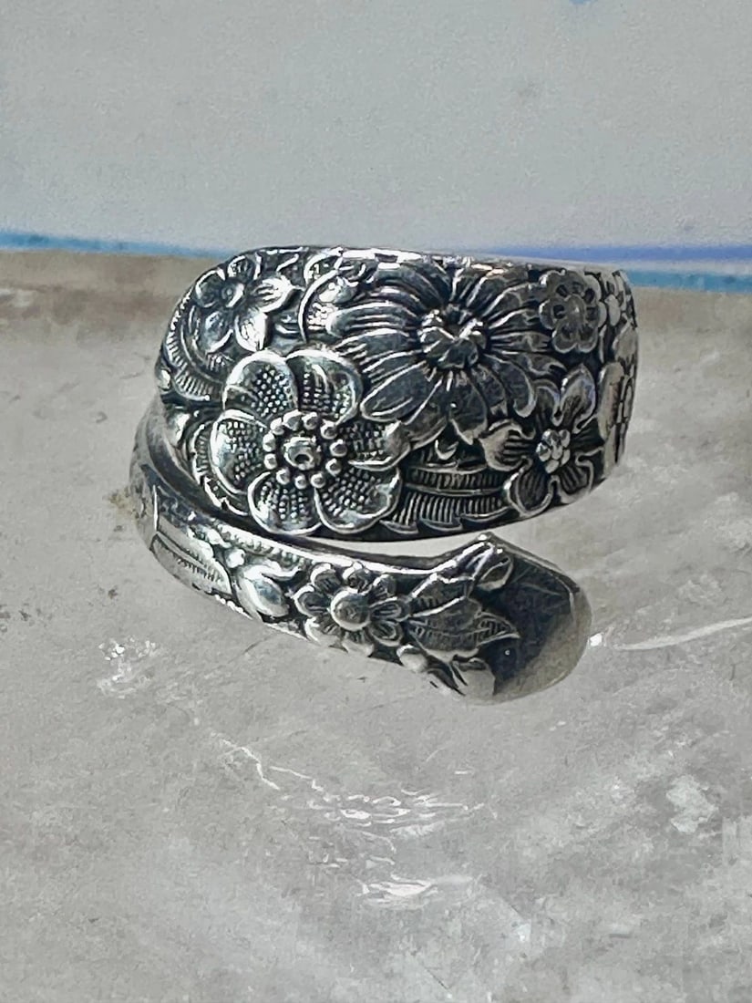 FLORAL SPOON RING FLOWERS BAND SIZE 5.50 STERLING SILVER WOMEN GIRLS: FLORAL SPOON RING FLOWERS BAND SIZE 5.50 STERLING SILVER WOMEN GIRLS Floral Spoon ring flowers band size 5.50 sterling silver women girls Size 5.50 Weight 9g Length 3/4" Thinnest part of band 1/8"
