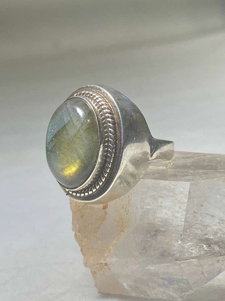 LABRADORITE RING SOUTHWEST STERLING SILVER WOMEN MEN: LABRADORITE RING SOUTHWEST STERLING SILVER WOMEN MEN Labradorite ring southwest sterling silver women men Size 8.75 Between a size 8.75 and a size 9 Weight 14.5g Length 15/16" Width 1/2" Thinnest part