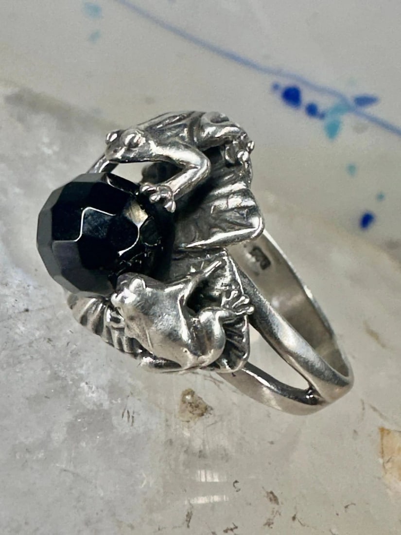 FROG RING FROGS HOLDING BLACK FACETED CRYSTAL OR CZ ON LILY PAD SIZE 6.7 STERLIN: FROG RING FROGS HOLDING BLACK FACETED CRYSTAL OR CZ ON LILY PAD SIZE 6.7 STERLIN Frog ring frogs holding black faceted crystal or CZ on lily pad size 6.7 sterling silver women Size 6.75 Weight 6.4g Le