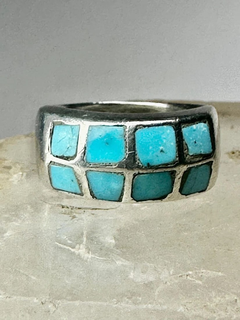 TURQUOISE RING NAVAJO BAND SIZE 6.50 STERLING SILVER WOMEN MEN: TURQUOISE RING NAVAJO BAND SIZE 6.50 STERLING SILVER WOMEN MEN Turquoise ring Navajo band size 6.50 sterling silver women men Size 6.50 Weight 7.7g Widest part 3/8" Thinnest part of band 3/16"