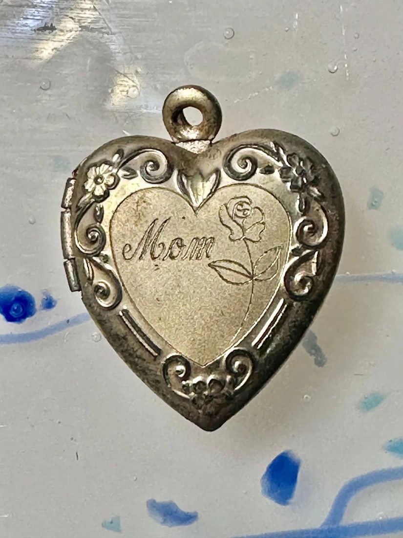 HEART MOM VALENTINE VINTAGE LOCKET WOMEN 1/20 12K GF PENDANT: HEART MOM VALENTINE VINTAGE LOCKET WOMEN 1/20 12K GF PENDANT Heart Mom Valentine Vintage Locket women 1/20 12K GF pendant Not New and Old Worn Length. 3/4" Width 3/4" Depth 1/8"