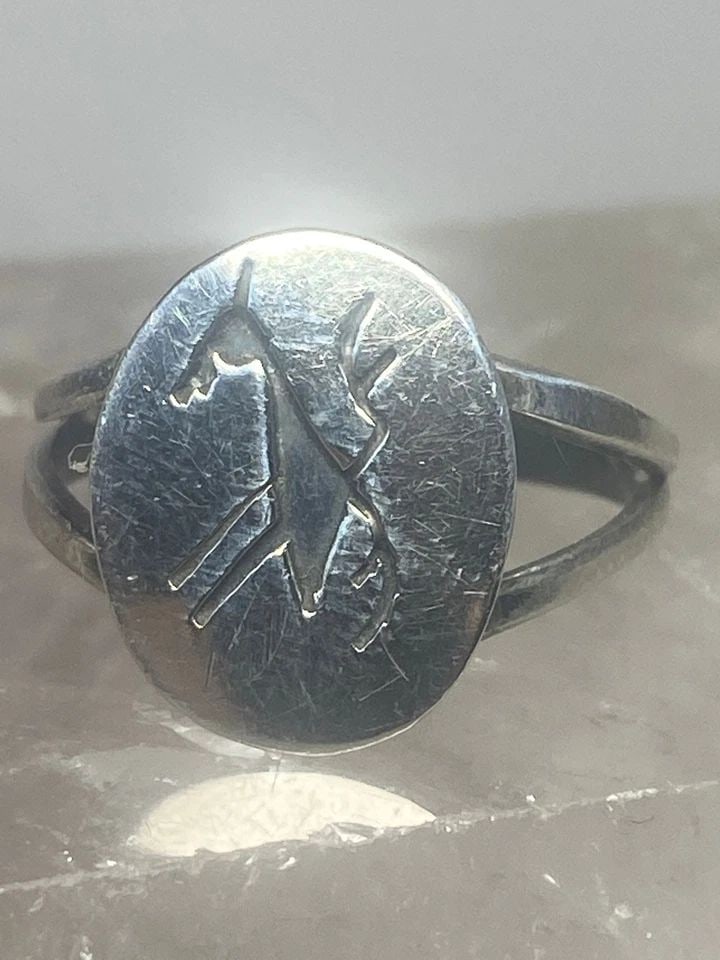 ROAD RUNNER RING STERLING SILVER SOUTHWEST BIRD WOMEN GIRLS: ROAD RUNNER RING STERLING SILVER SOUTHWEST BIRD WOMEN GIRLS Road runner ring size 4.75 sterling silver southwest bird women girls Size 4.75 Between a size 4.75 and a size 5 Weight 2.1g Length 1/2" Wid