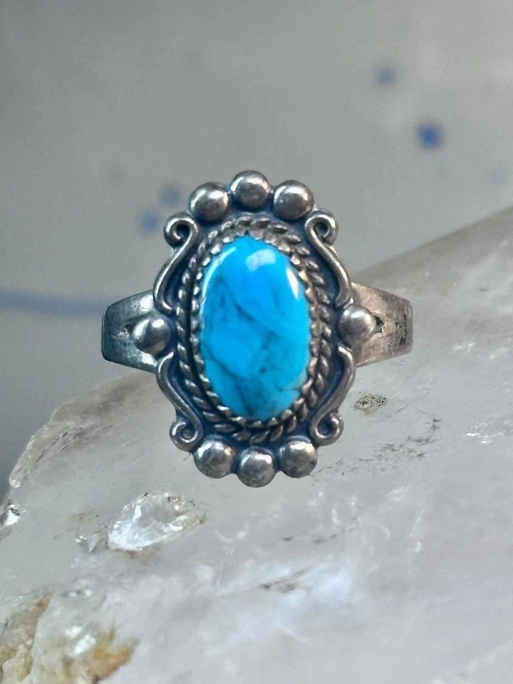 VINTAGE TURQUOISE RING NAVAJO SIZE 8.75 STERLING SILVER WOMEN GIRLS: VINTAGE TURQUOISE RING NAVAJO SIZE 8.75 STERLING SILVER WOMEN GIRLS Vintage Turquoise Ring Navajo size 8.75 sterling silver women girls Size 8.75 Weight 4.3g Length 3/4" Width 1/2" Thinnest part of ba