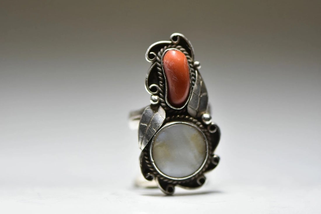 LONG CORAL RING NAVAJO FLORAL MOTHER OF PEARL SOUTHWEST STERLING SILVER WOMEN: LONG CORAL RING NAVAJO FLORAL MOTHER OF PEARL SOUTHWEST STERLING SILVER WOMEN Long coral ring Navajo floral mother of pearl southwest sterling silver women Size 6 Weight 8.4g length of front of ring 1