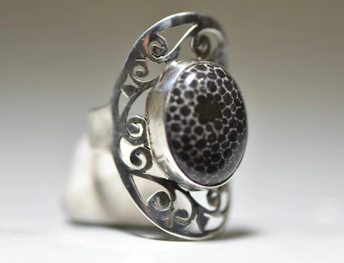 STINGRAY CORAL RING LONG SOUTHWEST STERLING SILVER TRIBAL WOMEN: STINGRAY CORAL RING LONG SOUTHWEST STERLING SILVER TRIBAL WOMEN Stingray coral ring long southwest sterling silver tribal women Made in Mexico Size 8.50 Weight 5.4g length of front of ring 1 3/8" Widt
