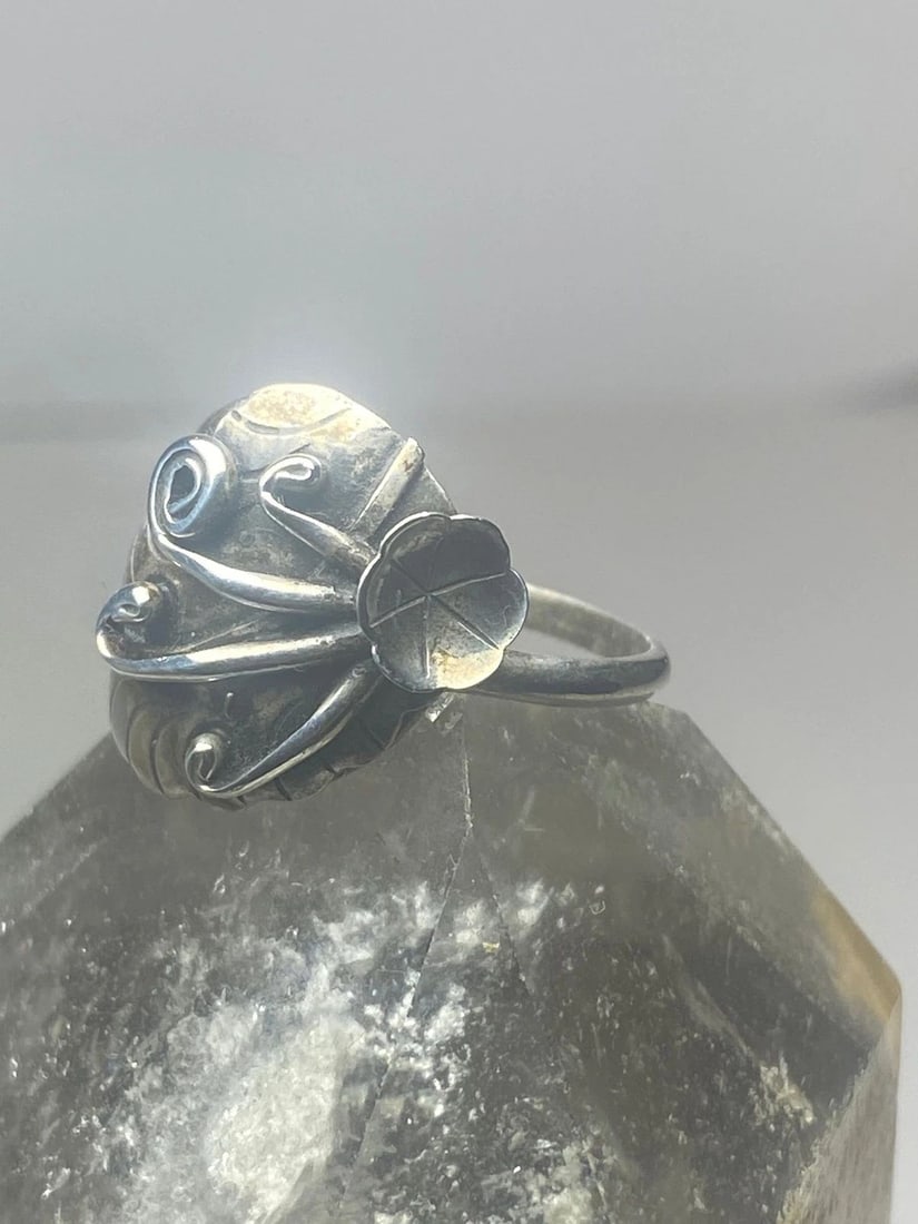 FEATHER RING SIZE 8.75 SQUASH BLOSSOM BAND SOUTHWEST STERLING SILVER WOMEN: FEATHER RING SIZE 8.75 SQUASH BLOSSOM BAND SOUTHWEST STERLING SILVER WOMEN Feather ring squash blossom band southwest sterling silver women Size 8.75 Weight 3.3g Widest part of band 5/8" Band Width 1/
