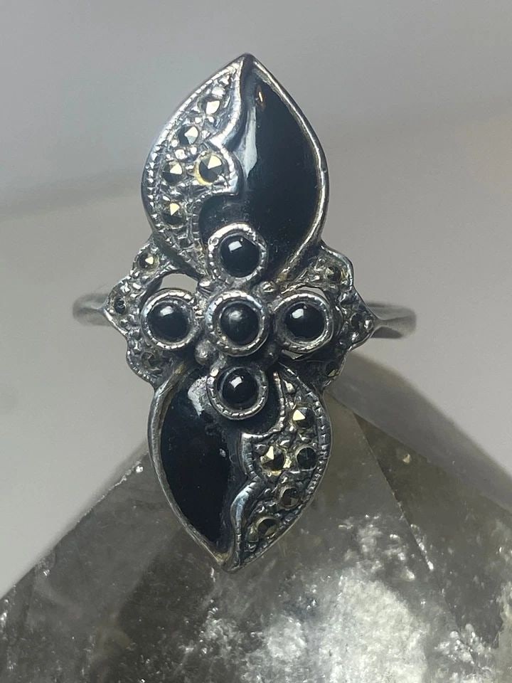 LONG ONYX RING SIZE 7.50 MARCASITES ART DECO FLORAL STERLING SILVER WOMEN: LONG ONYX RING SIZE 7.50 MARCASITES ART DECO FLORAL STERLING SILVER WOMEN Long onyx ring marcasites Art Deco floral sterling silver women Size 7.50 Weight 6.4g Length 1 1/8" Width 1/2" Thinnest 1/8"