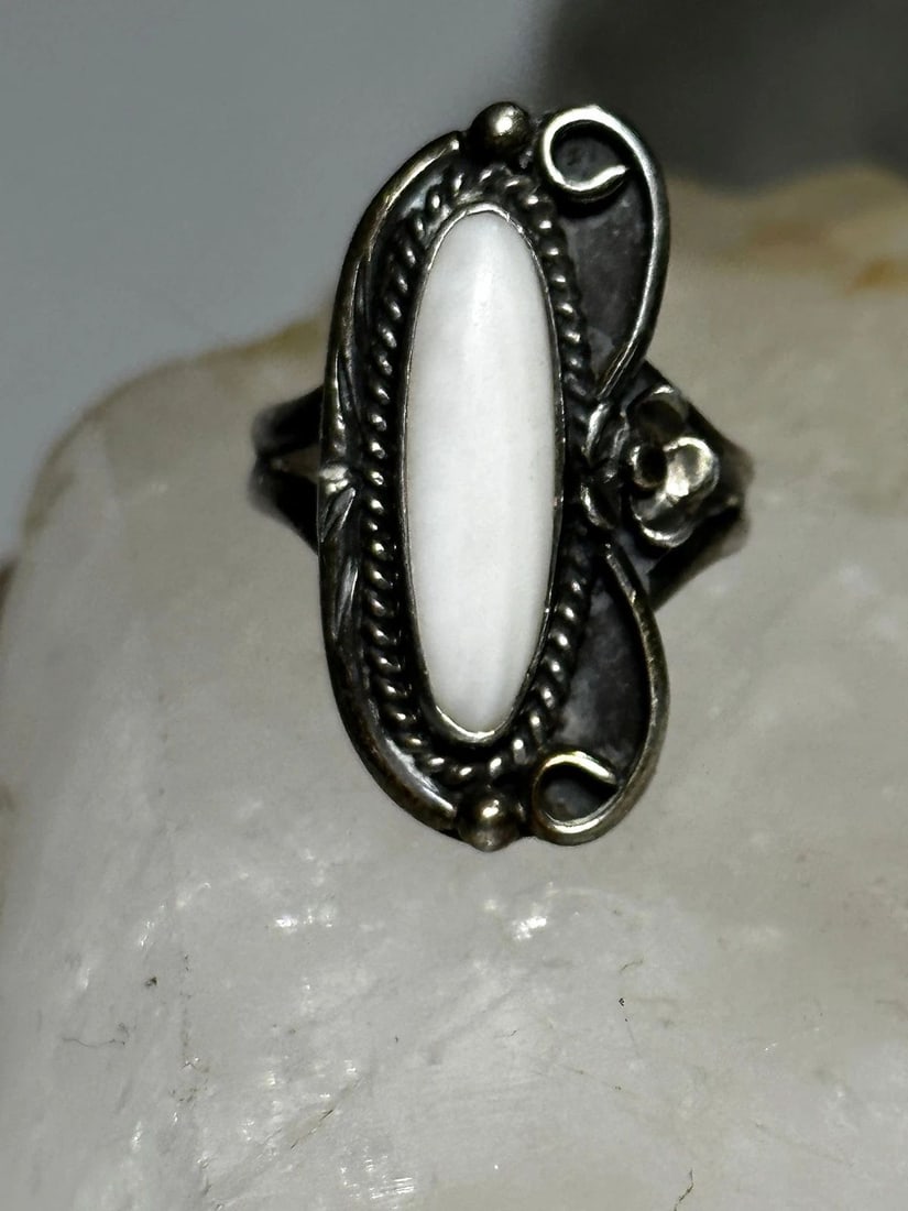 NAVAJO RING LONG MOTHER OF PEARL SIZE 6 STERLING SILVER WOMEN: NAVAJO RING LONG MOTHER OF PEARL SIZE 6 STERLING SILVER WOMEN Navajo ring long mother of pearl size 6 sterling silver women Size 6 Weight 5.6g Length 1" Width 1/2" Thinnest part of band 3/16"