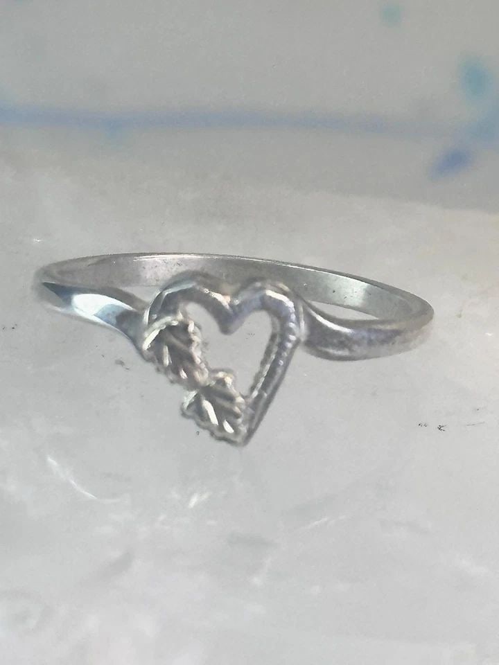 BLACK HILLS GOLD RING HEART LOVE BAND VALENTINE LEAVES SIZE 5.75 STERLING SILVER: BLACK HILLS GOLD RING HEART LOVE BAND VALENTINE LEAVES SIZE 5.75 STERLING SILVER Black Hills Gold ring heart love band Valentine leaves size 5.75 sterling silver women Size 5.75 Weight. 1.5g Length 5/