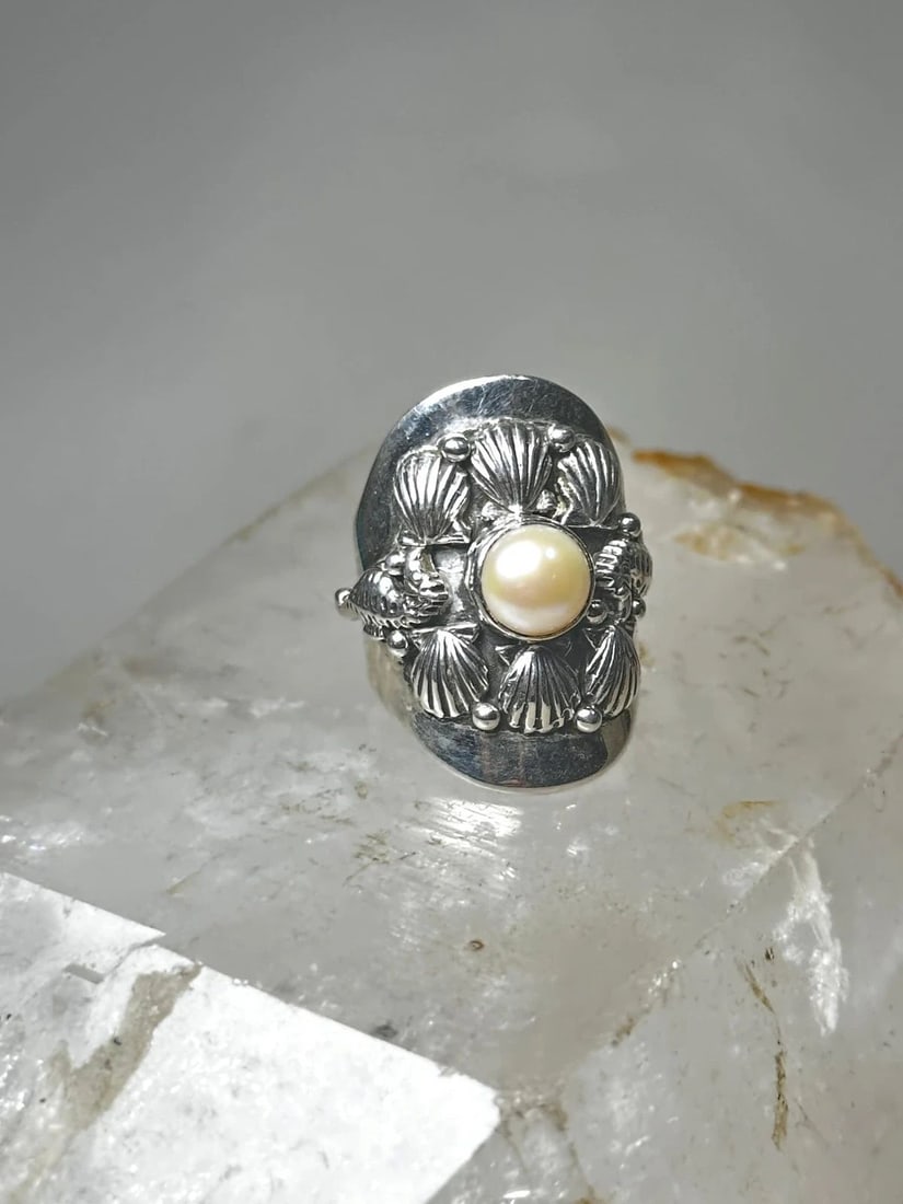 SEAHORSE RING SIZE 6.25 CIGAR BAND SHELLS PEARL STERLING SILVER WOMEN GIRLS: SEAHORSE RING SIZE 6.25 CIGAR BAND SHELLS PEARL STERLING SILVER WOMEN GIRLS Seahorse ring size 6.25 Cigar band Shells Pearl sterling silver women girls Size 6.25 Weight 13.6g Widest part of the ring 1
