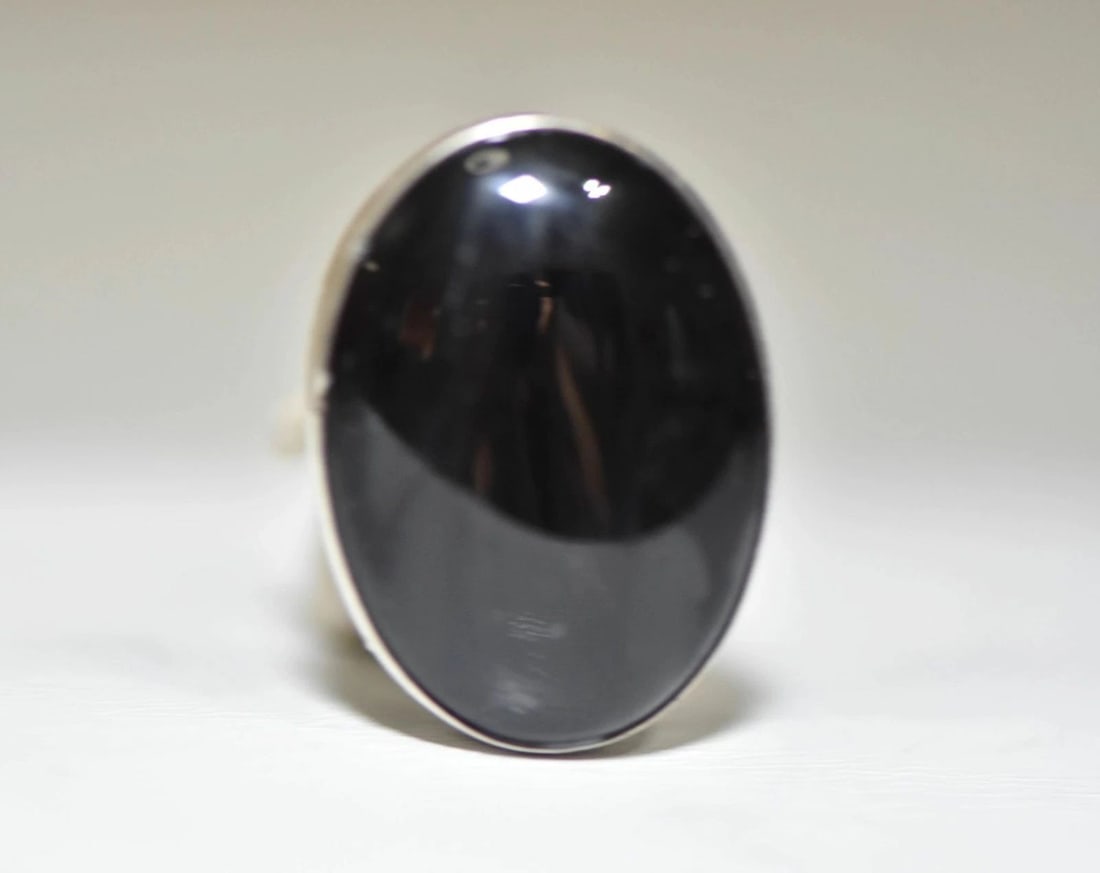 ONYX RING SOUTHWEST STERLING SILVER GIRLS WOMEN SIZE 6.50: ONYX RING SOUTHWEST STERLING SILVER GIRLS WOMEN SIZE 6.50 o)nyx ring southwest sterling silver girls women stone is in perfect shape- photos are not size 6.50 weight 12.5g Widest part of band 1 3/8" T