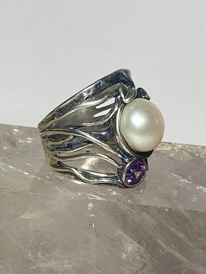 CIGAR BAND SIZE 6.50 FLORAL RING PEARL STERLING SILVER DIDAE WOMEN: CIGAR BAND SIZE 6.50 FLORAL RING PEARL STERLING SILVER DIDAE WOMEN Cigar band floral ring pearl sterling silver Didae women made in Israel Didae Size. 6.50 Weight 9.5g Length. 1" Width 1/4" Narrowest 