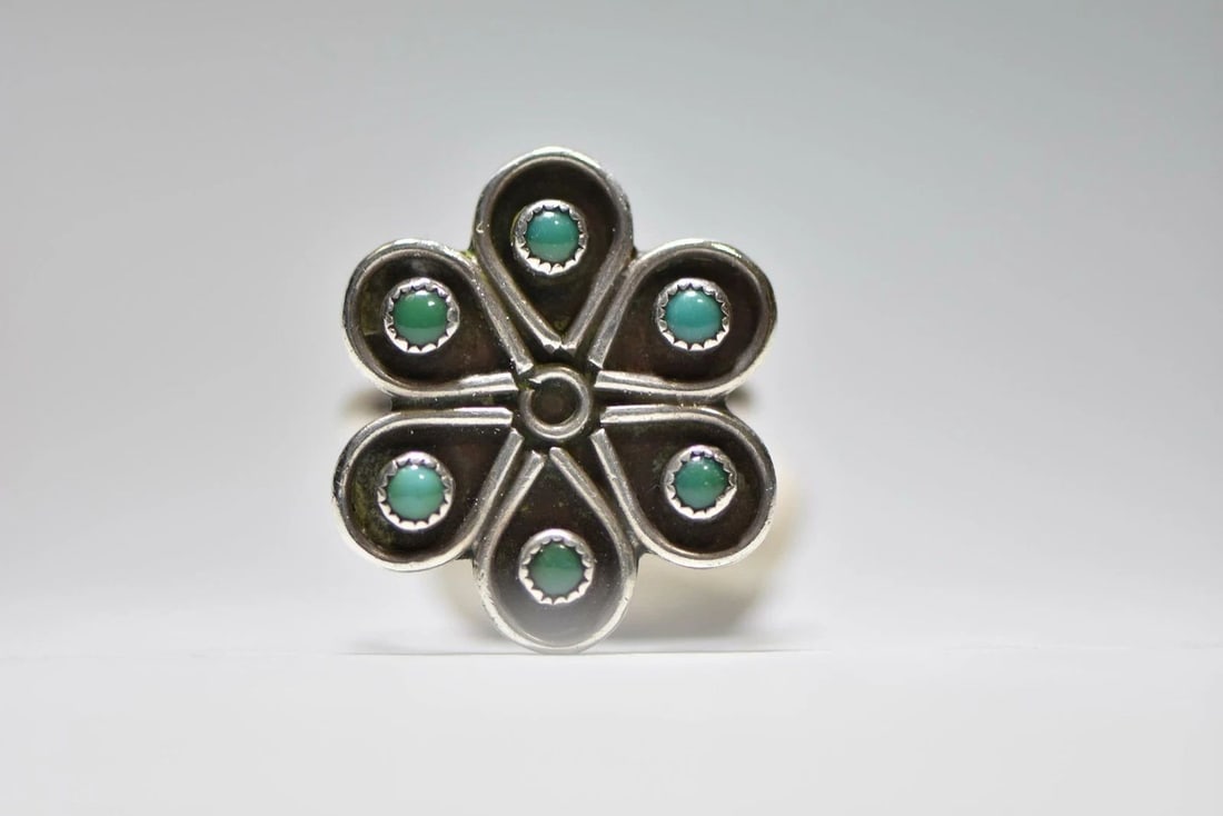 ZUNI RING FLOWER TURQUOISE PETITE POINT STERLING SILVER WOMEN: ZUNI RING FLOWER TURQUOISE PETITE POINT STERLING SILVER WOMEN Zuni ring flower turquoise petite point sterling silver women size 6.25 Between a size 6.25 and a size 6.50 weight 5.9g Widest part of ban