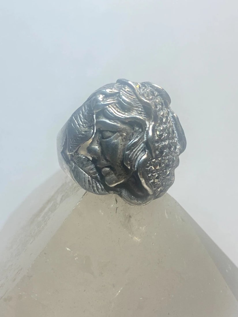 LADY FACE RING ART DECO MARCASITES FLORAL BAND STERLING SILVER WOMEN: LADY FACE RING ART DECO MARCASITES FLORAL BAND STERLING SILVER WOMEN Lady face ring Art Deco marcasites floral pinky band sterling silver women Size 5.50 Between a size 5.50 and a size 5.75 Weight 8.3