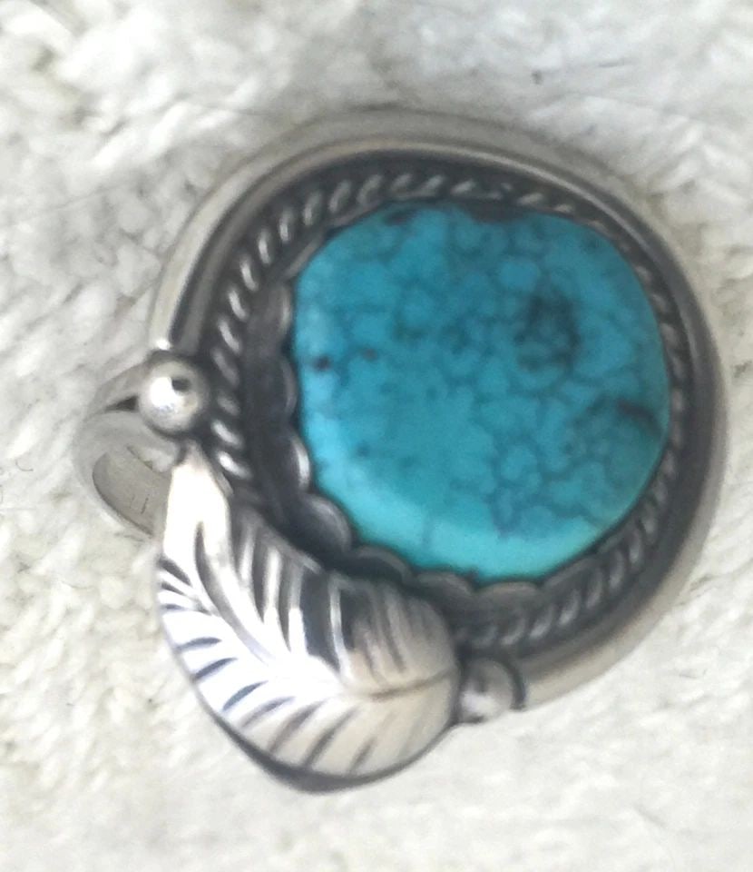 NAVAJO RING SIZE 7 TURQUOISE LEAVES STERLING SILVER WOMEN: NAVAJO RING SIZE 7 TURQUOISE LEAVES STERLING SILVER WOMEN Navajo ring size 7 turquoise leaves sterling silver women Size 7 Weight 5.4g Length 1" Width 3/4"