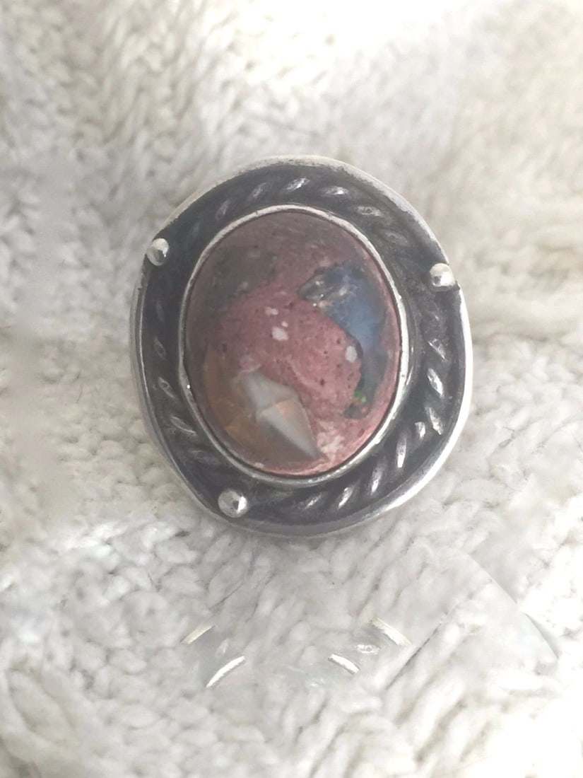 VINTAGE STERLING SILVER SOUTHWEST TRIBAL RING FIRE AGATE SIZE 8.75 4.7G: VINTAGE STERLING SILVER SOUTHWEST TRIBAL RING FIRE AGATE SIZE 8.75 4.7G Vintage Sterling Silver Ring Perhaps an agate or not Very Interesting formation- Looks like a conglomerate Size 8.75 Weight 4.7g