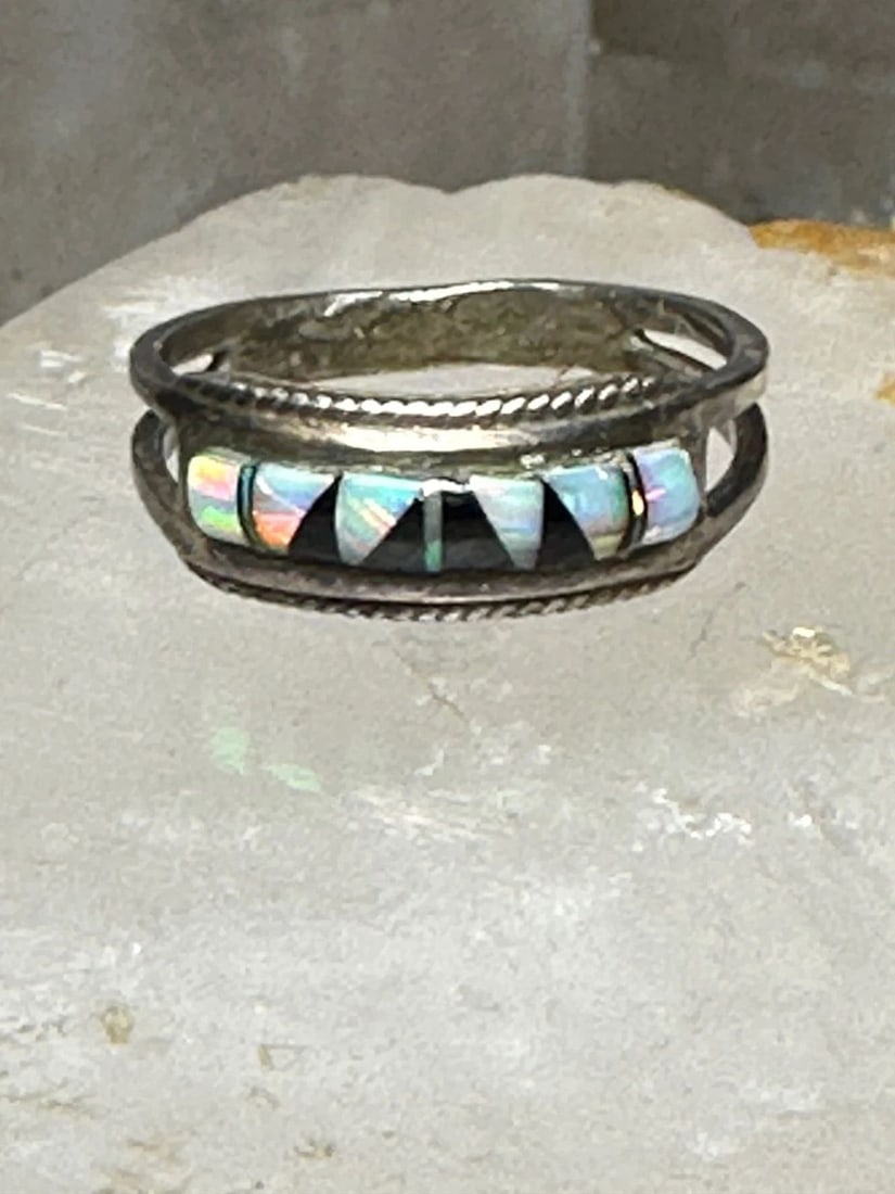 LAB OPAL RING ONYX BAND SOUTHWEST SIZE 7.25 STERLING SILVER WOMEN GIRLS: LAB OPAL RING ONYX BAND SOUTHWEST SIZE 7.25 STERLING SILVER WOMEN GIRLS Lab Opal ring onyx band southwest size 7.25 sterling silver women girls Size 7.25 Weight 2.6g Widest part 1/4" Thinnest part. 1/
