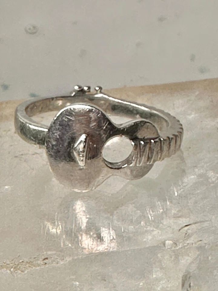 GUITAR RING MUSICIAN MUSIC BAND SIZE 11.50 STERLING SILVER WOMEN MEN: GUITAR RING MUSICIAN MUSIC BAND SIZE 11.50 STERLING SILVER WOMEN MEN Guitar ring musician music band size 11.50 sterling silver women men Size 11.50 Weight 6.5g Width 1/2" Band in back 1/8"