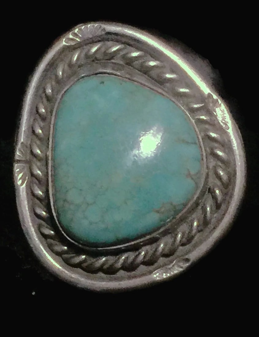 VINTAGE STERLING SILVER SOUTHWEST TRIBAL RING TURQUOISE SIZE 5.25 5.8G: VINTAGE STERLING SILVER SOUTHWEST TRIBAL RING TURQUOISE SIZE 5.25 5.8G Navajo ring turquoise Sterling Silver = Tribal Turquoise Ring Size 5.25 Weight 5.8g Length 1" Width 3/4" Rings are Delivered in a