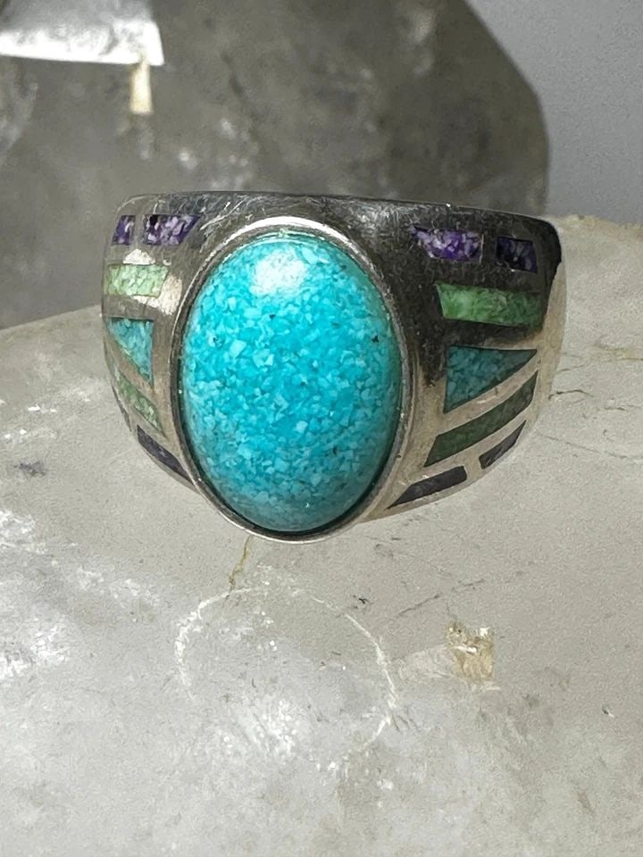 TURQUOISE CHIPS RING SIGNED CCO COLEMAN SIZE 9.75 STERLING SILVER: TURQUOISE CHIPS RING SIGNED CCO COLEMAN SIZE 9.75 STERLING SILVER Turquoise chips ring signed CCO Coleman Size 9.50 Sterling Silver Size 9.75 Weight 15g Length. 5/8" Width 3/8" Back on the band 3/16"