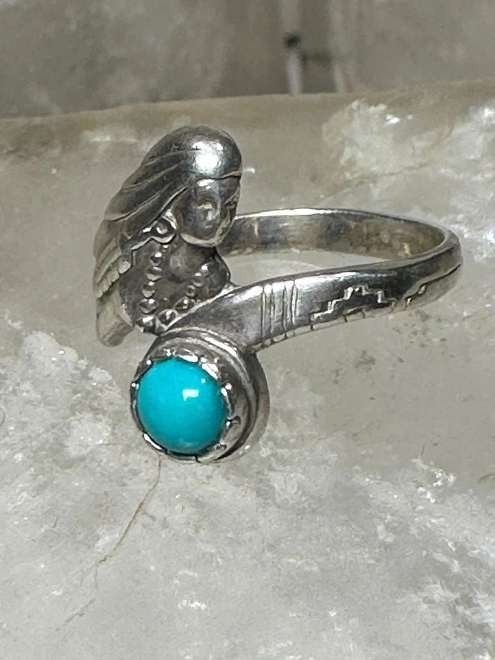 MERMAID RING TURQUOISE SIZE 6.75 STERLING SILVER WOMEN: MERMAID RING TURQUOISE SIZE 6.75 STERLING SILVER WOMEN Mermaid ring turquoise size 6.75 sterling silver women Size 6.75 Weight. 3.7g Length 5/8" Width 1/4" Thinnest pat of band 1/8"