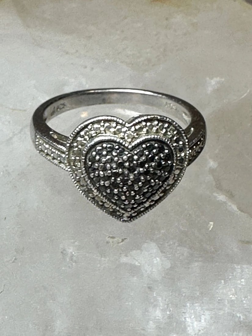 HEART RING VALENTINE LOVE BAND SIZE 6.50 STERLING SILVER WOMEN: HEART RING VALENTINE LOVE BAND SIZE 6.50 STERLING SILVER WOMEN Heart ring Valentine Love band size 6.50 sterling silver women Size 6.50 Weight 3.8g Length. 1/2" Width. 1/2" Band Width in back 1/8"