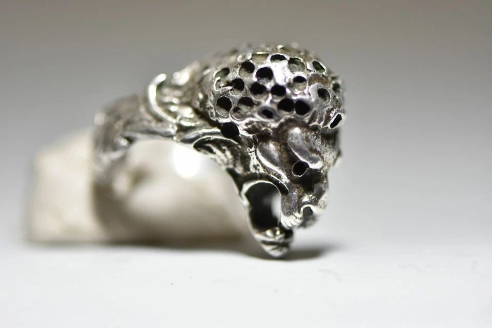 FOO DOG RING LION BAND TAIL STERLING SILVER MEN: FOO DOG RING LION BAND TAIL STERLING SILVER MEN Foo Dog Ring lion band tail sterling silver men Size . 7.75 weight 13.4g Widest part of band 1" Thinnest part of band 1/4" Delivered in a Gift Box