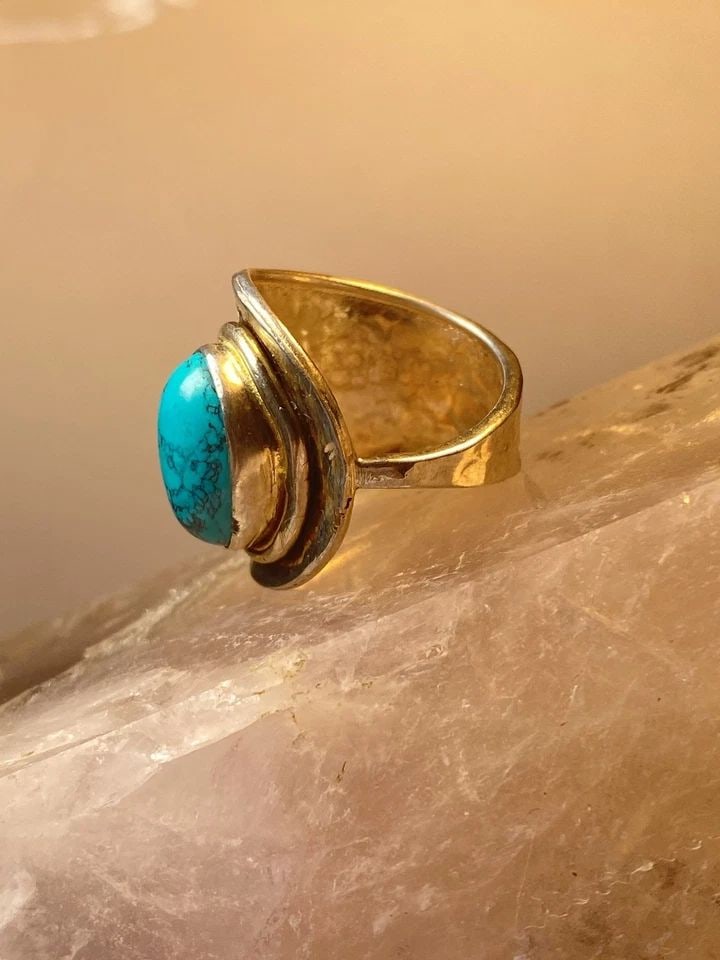 TURQUOISE RING SPOON DESIGN STERLING SILVER WOMEN GIRLS: TURQUOISE RING SPOON DESIGN STERLING SILVER WOMEN GIRLS Turquoise ring spoon design sterling silver women girls Size 6.75 Weight 6.6g Widest part of band 7/8" Thinnest part of band 1/8"