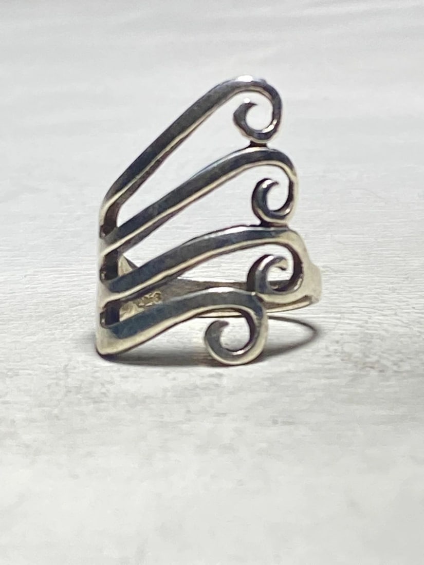 FORK RING LONG SWIRL BAND PINKY KNUCKLE STERLING SILVER WOMEN GIRLS: FORK RING LONG SWIRL BAND PINKY KNUCKLE STERLING SILVER WOMEN GIRLS Fork ring long swirl band pinky knuckle sterling silver women girls Dont know if it was a real fork but looks like a fork design Siz