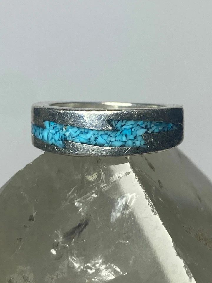 LIGHTENING RING TURQUOISE CHIPS BAND SOUTHWEST STERLING SILVER WOMEN GIRLS: LIGHTENING RING TURQUOISE CHIPS BAND SOUTHWEST STERLING SILVER WOMEN GIRLS Lightening ring turquoise chips band southwest sterling silver women girls Size 5.50 Weight 5.3g Widest part 1/4" Thinnest pa