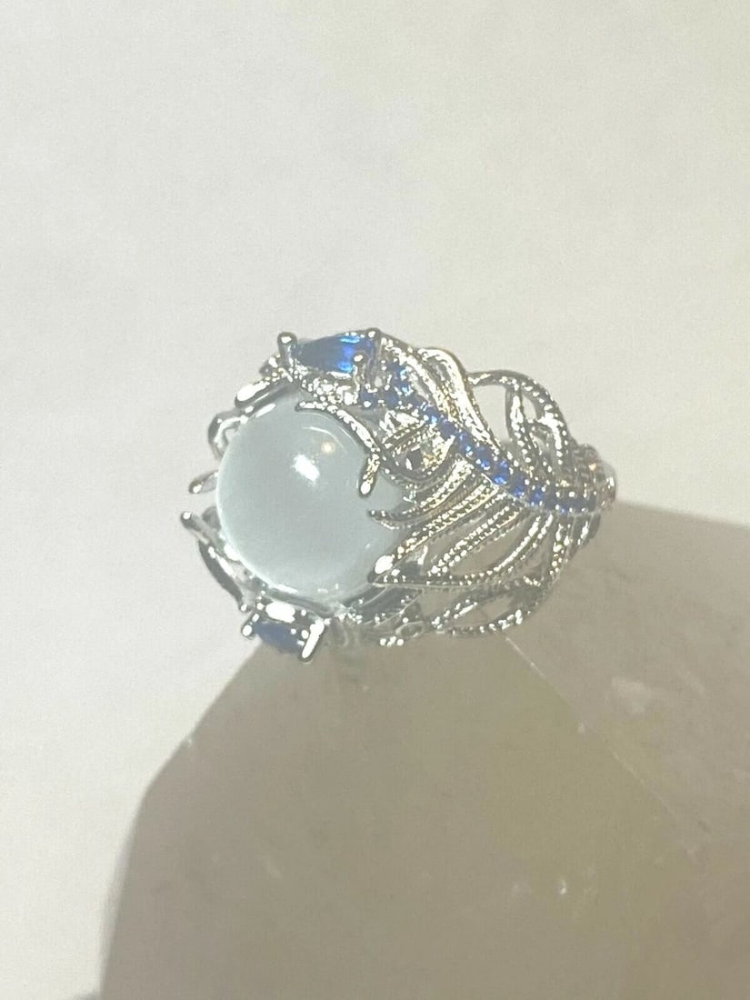 MOONGLOW RING FLORAL BLUE STONES? STERLING SILVER WOMEN GIRLS: MOONGLOW RING FLORAL BLUE STONES? STERLING SILVER WOMEN GIRLS Moonglow ? ring floral blue stones ? sterling silver women girls Size 6.50 Weight 7g Length 7/8" Width 1/2" Thinnest back of band 1/8"