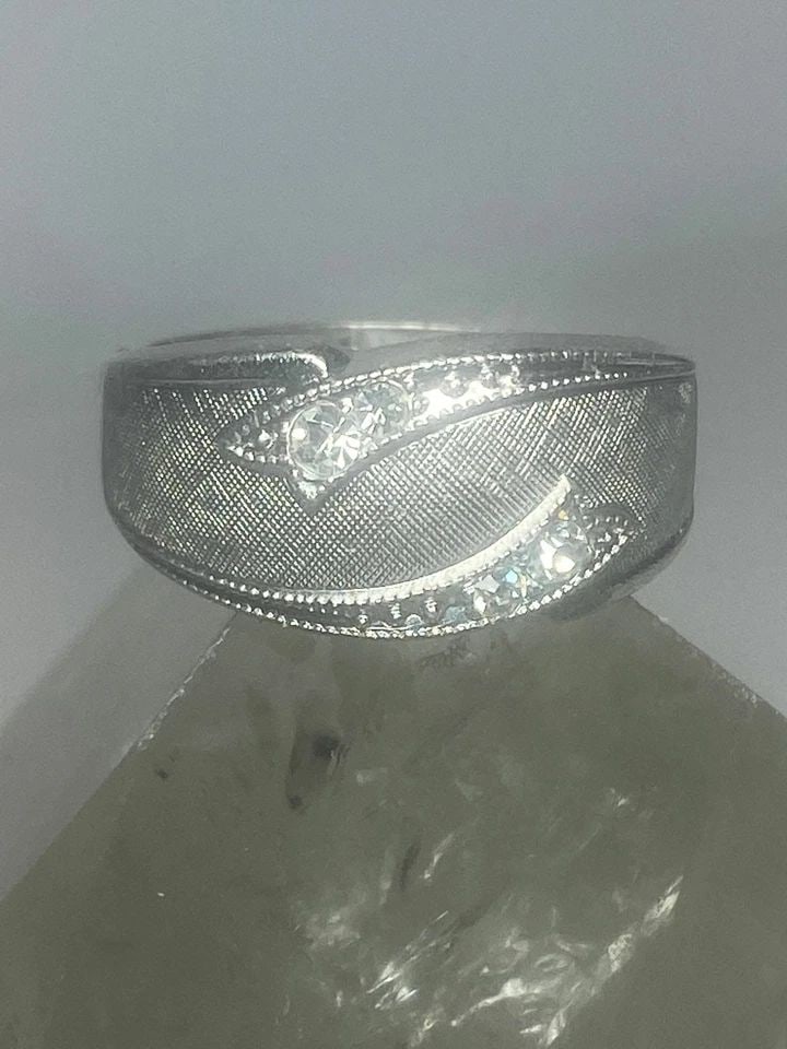 BRUSHED RING SIZE 7.75 ART DECO INFLUENCES BAND STERLING SILVER WOMEN GIRLS: BRUSHED RING SIZE 7.75 ART DECO INFLUENCES BAND STERLING SILVER WOMEN GIRLS Brushed ring Art Deco influences band sterling silver women girls Size 7.75 Between a size 7.75 and a size 8 Weight 6.6g Wid
