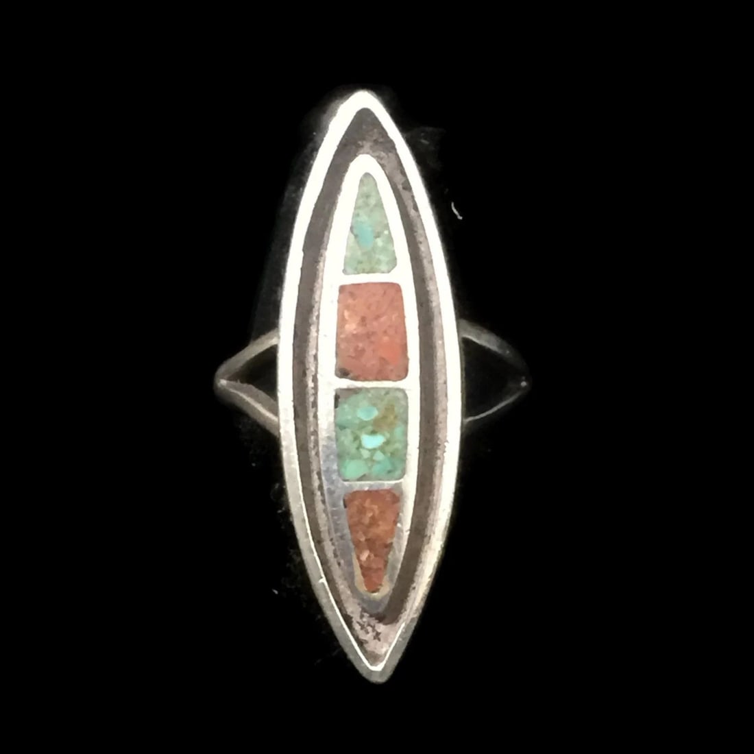 LONG TURQUOISE CHIP RING VINTAGE STERLING SILVER BOHO RING SIZE 5.75 SOUTHWEST: LONG TURQUOISE CHIP RING VINTAGE STERLING SILVER BOHO RING SIZE 5.75 SOUTHWEST Long Turquoise Coral Chips Ring Southwest Vintage Sterling Silver Band Size 5.75 Weight 6.1g Widest Part of Band 1 3/8" T