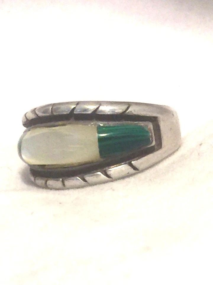 VINTAGE STERLING SILVER SOUTHWEST TRIBAL RING MALACHITE MOP SIZE 8.5 2.9G: VINTAGE STERLING SILVER SOUTHWEST TRIBAL RING MALACHITE MOP SIZE 8.5 2.9G Vintage Sterling Silver Tribal Malachite MOP Southwest Ring Size 8.50 Weight 7.9g Widest Part of Band 1/2" Thinnest Part of Ba