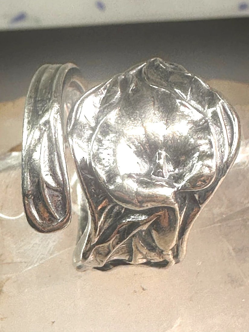 SPOON RING ARUM CALLA LILY BAND STERLING SILVER SIZE 8 STERLING SILVER: SPOON RING ARUM CALLA LILY BAND STERLING SILVER SIZE 8 STERLING SILVER Spoon ring Arum Calla Lily band sterling silver size 8 sterling silver Size 8 Weight 9g Width 7/8" Thinnest part of band in back 