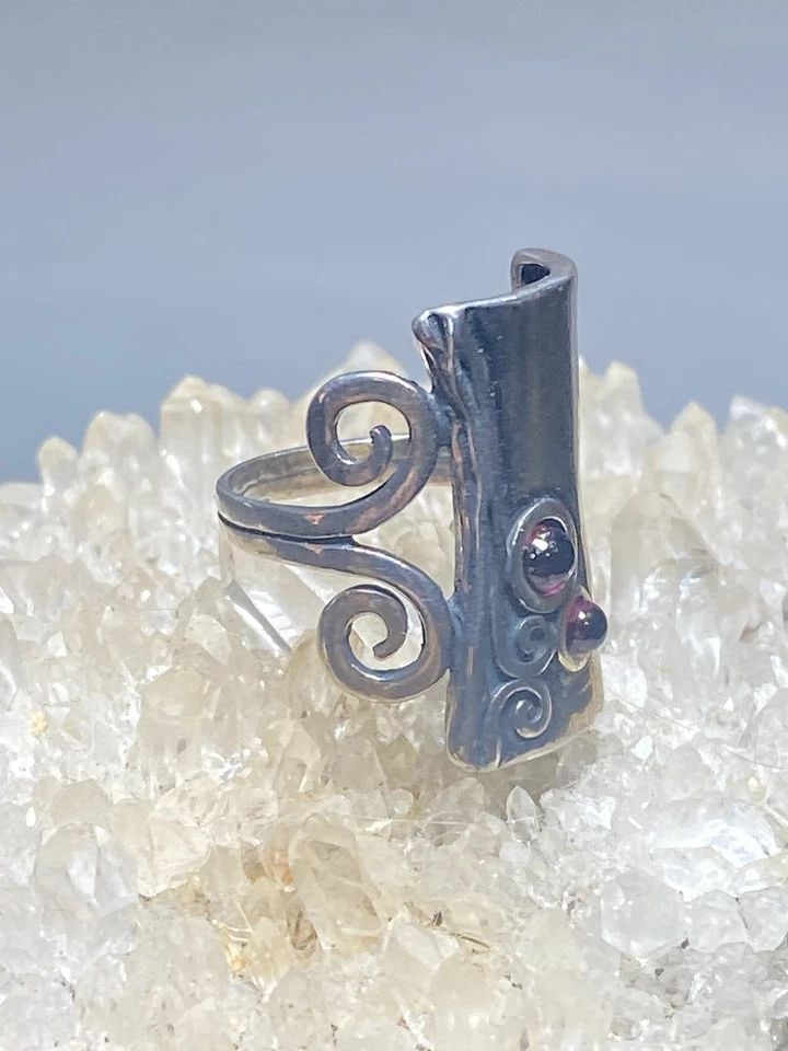 LONG FLORAL RING KNUCKLE ISRAELI STERLING SILVER WOMEN GIRLS: LONG FLORAL RING KNUCKLE ISRAELI STERLING SILVER WOMEN GIRLS Long floral ring knuckle Israeli sterling silver women girls Size 5 Weight 4.7g Length 7/8" Width. 5/8" Thinnest part of band 1/8"