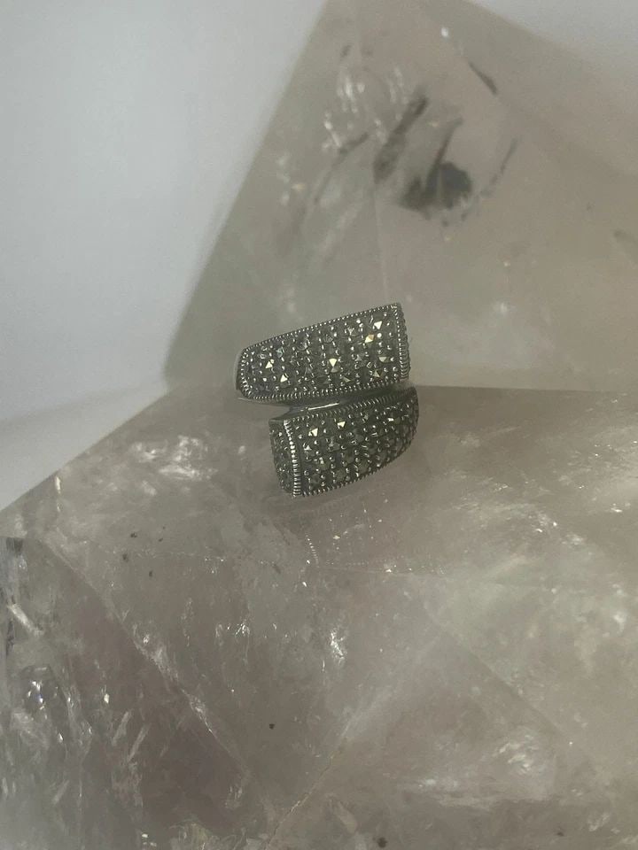 MARCASITE RING WRAP AROUND BAND STERLING SILVER ART DECO STYLE WOMEN GIRLS: MARCASITE RING WRAP AROUND BAND STERLING SILVER ART DECO STYLE WOMEN GIRLS Marcasite ring wrap around band sterling silver Art Deco style women girls Size 5.50 Weight 7.9g Widest part 5/8" Thinnest pa