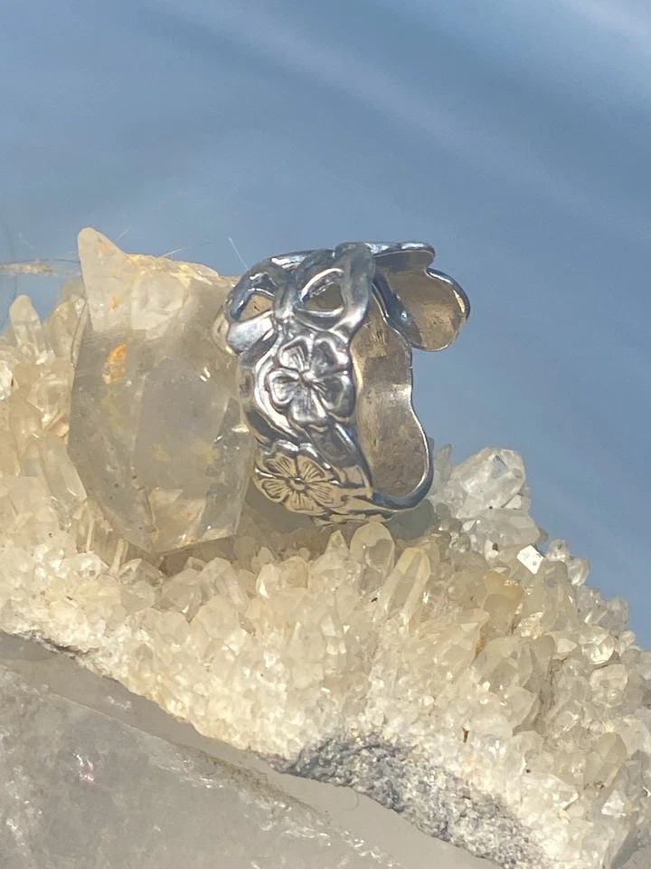 FOUR LEAF CLOVER SPOON RING SIZE 7.25 GOOD LUCK BAND STERLING SILVER WOMEN B ADJ: FOUR LEAF CLOVER SPOON RING SIZE 7.25 GOOD LUCK BAND STERLING SILVER WOMEN B ADJ Four leaf clover spoon ring good luck band sterling silver women Size 7.25 adjustable Weight 7.9g Widest part 3/4" Thin