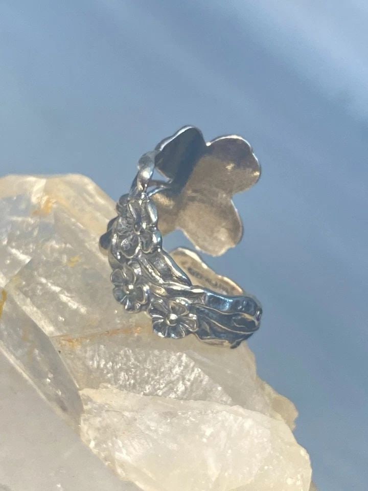 FOUR LEAF CLOVER SPOON RING SIZE 7.25 GOOD LUCK BAND STERLING SILVER WOMEN GIRL: FOUR LEAF CLOVER SPOON RING SIZE 7.25 GOOD LUCK BAND STERLING SILVER WOMEN GIRL Four leaf clover spoon ring good luck band sterling silver women g Size 7.25 adjustable Weight 5.6g Widest part 7/8" Thi