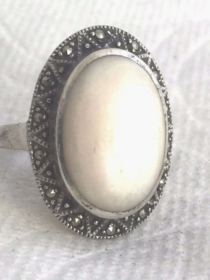 MOP MARCASITES RING SIZE 6 6.3G ART DECO VINTAGE STERLING SILVER: MOP MARCASITES RING SIZE 6 6.3G ART DECO VINTAGE STERLING SILVER Vintage Sterling Silver MOP Marcasites Ring Size 6 Weight 6.3g Length 31/32" Width 9/16" Free First Class shipping and postal insurance