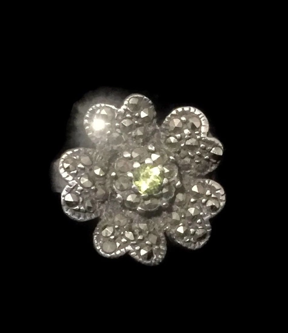 VINTAGE STERLING SILVER FLOWER RING W MARCASITES & PERIDOT SIZE 5.5: VINTAGE STERLING SILVER FLOWER RING W MARCASITES & PERIDOT SIZE 5.5 Vintage Sterling Silver Flower Ring w Marcasites & Peridot Size 5.5 Weight 3.6g Diameter 3/4" Free First Class shipping and postal i