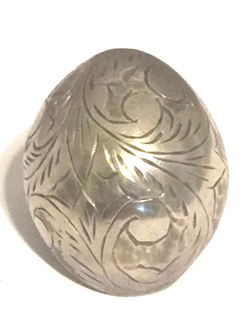 VINTAGE STERLING SILVER DOME BUBBLE RING SIZE 4.75 6.6G SIAM ETCHED PINKIE: VINTAGE STERLING SILVER DOME BUBBLE RING SIZE 4.75 6.6G SIAM ETCHED PINKIE Vintage Sterling Silver Dome Bubble Ring Size 4.5 Weight 6.6g Length 1 3/32" Width 3/4" Free First Class shipping and postal 