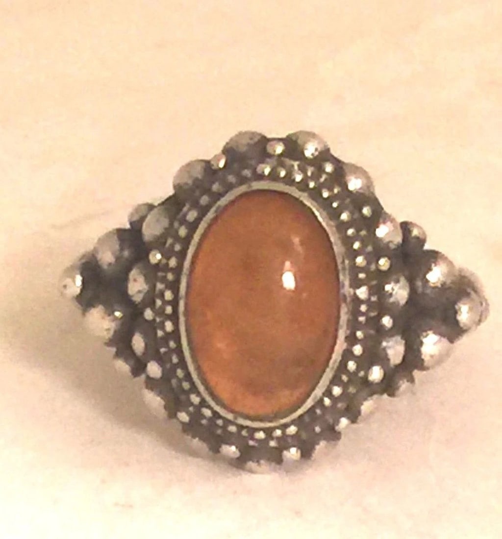 VINTAGE STERLING SILVER AMBER RING SIZE 9 10.7G: VINTAGE STERLING SILVER AMBER RING SIZE 9 10.7G Amber Ring Southwest Vintage Sterling Silver Size 9 Weight 10.7g Width. 3/4" Length. 5/8"