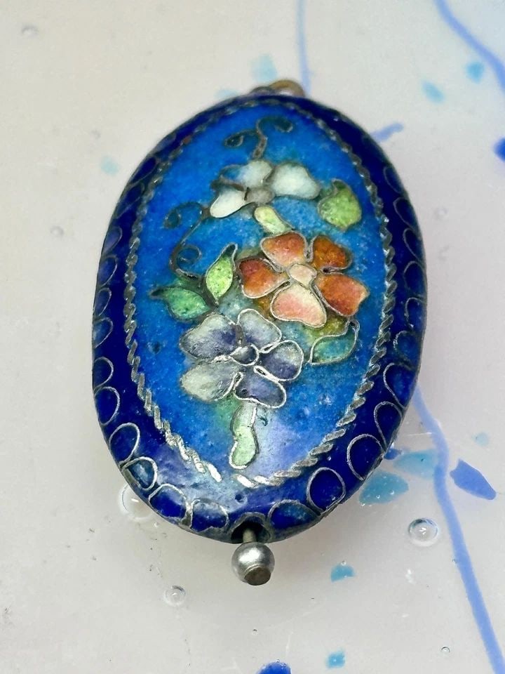 FLORAL CLOISONNE PENDANT DOUBLE SIDED: FLORAL CLOISONNE PENDANT DOUBLE SIDED Floral Cloisonne pendant Double Sided Length 1 17/32" Width 7/8"