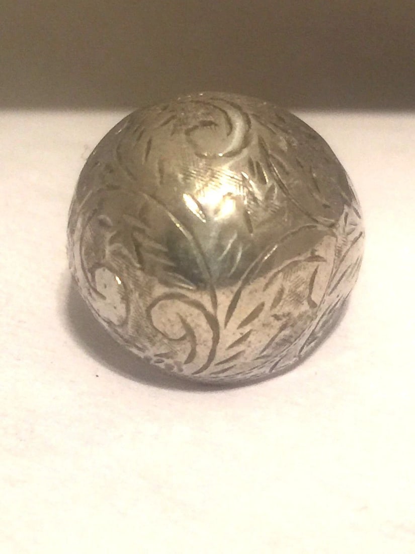 VINTAGE STERLING SILVER BUBBLE DOME SIAM ETCHED RING SIZE 6.25 4.2G: VINTAGE STERLING SILVER BUBBLE DOME SIAM ETCHED RING SIZE 6.25 4.2G Vintage Sterling Silver Bubble Dome Siam Etched Ring Size 6.25 Weight 4.2g Diameter 3/4" Free First Class shipping and postal insura