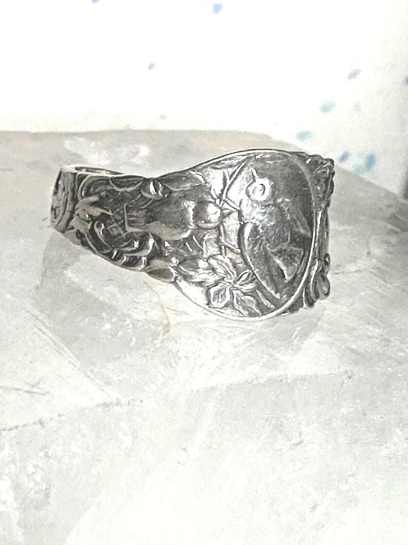 BIRD DOVE RING SIZE 7 PEACE BAND SIZE STERLING SILVER WOMEN: BIRD DOVE RING SIZE 7 PEACE BAND SIZE STERLING SILVER WOMEN Bird Dove ring size 7 Peace band size sterling silver women Size 7 Weight 4.1g Widest part 7/16" Thinnest part of band 1/8"