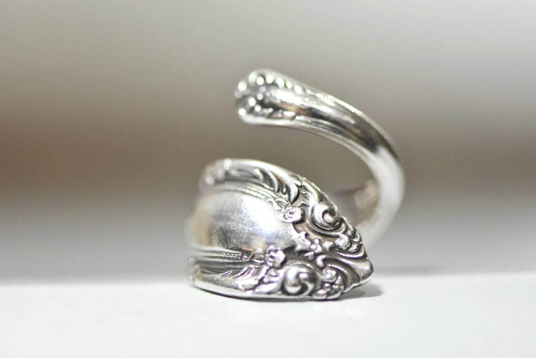 SPOON RING TOWLE FLOWER FLORAL VINTAGE BAND BAND STERLING SILVER WOMEN SIZE 5.50: SPOON RING TOWLE FLOWER FLORAL VINTAGE BAND BAND STERLING SILVER WOMEN SIZE 5.50 Spoon Ring Towle Flower Floral Vintage Band Band Sterling Silver Women Size 5.50 Adjustable Weight 10.6g Widest part of