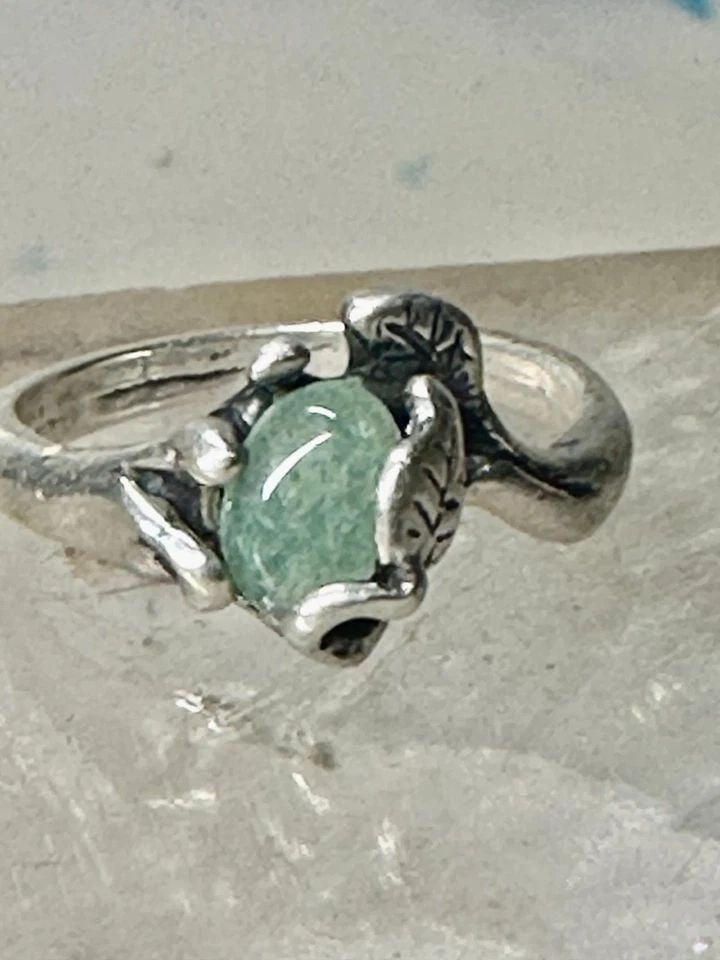 FLORAL RING GREEN STONE LEAVES FLORAL BAND SIZE 6.50 WOMEN GIRLS: FLORAL RING GREEN STONE LEAVES FLORAL BAND SIZE 6.50 WOMEN GIRLS Floral ring sterling silver ring leaves green stone band size 6.50 women girls Size 6.50 Weight 3.2g Length 3/8" Widest 1/4"" Width 1/8