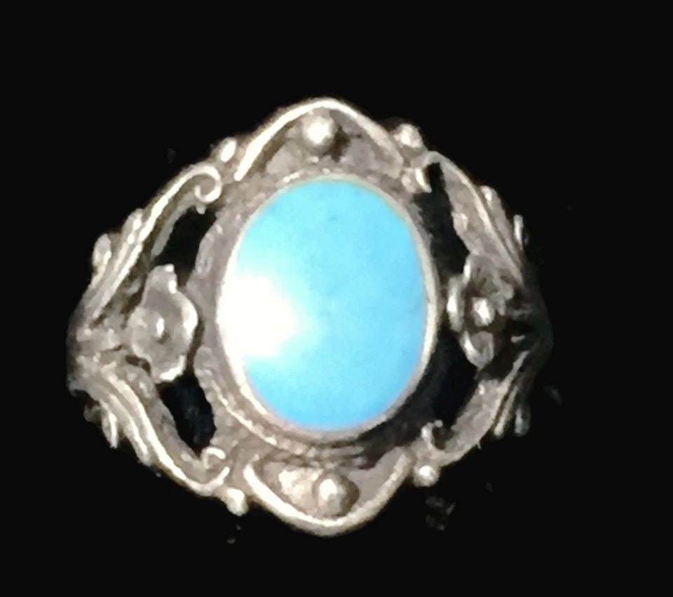 VINTAGE BLUE STONE FLOWER RING STERLING SILVER PINKY GIRLS RING SIZE 5.50: VINTAGE BLUE STONE FLOWER RING STERLING SILVER PINKY GIRLS RING SIZE 5.50 Vintage Ring w Blue Stone & a Flower Setting Size 5.50 Between a Size 5.50 and Size 5.75 Weight 3.5g Widest Part of Ring